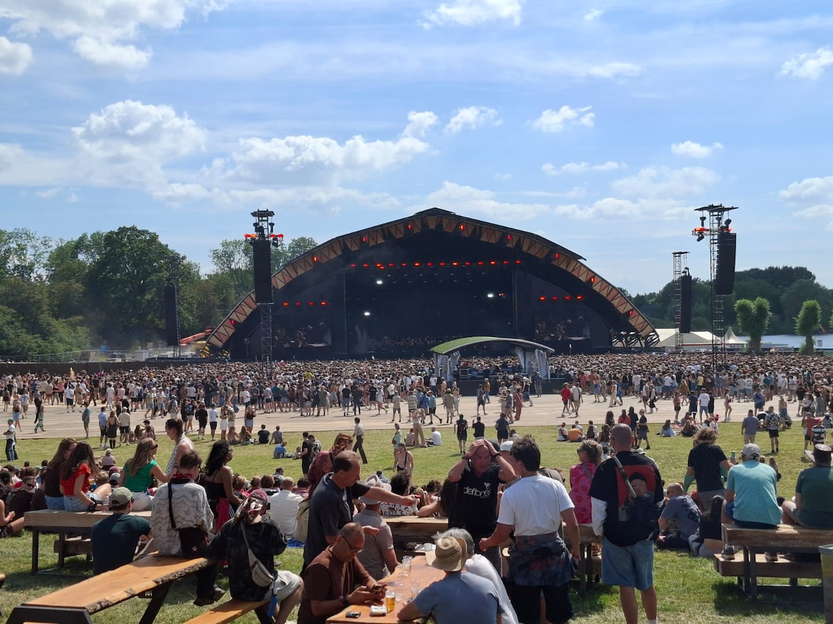 LIVE Down The Rabbit Hole | Terrein wordt steeds drukker • Sticks op ...