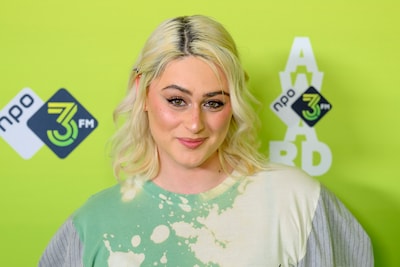 Geraldine paradeert met Wie is de Mol?-spoiler en Bente neemt hap van haar award