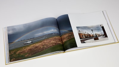 Basisscholen Maas en Waal ontvangen fotoboeken van Hans Barten