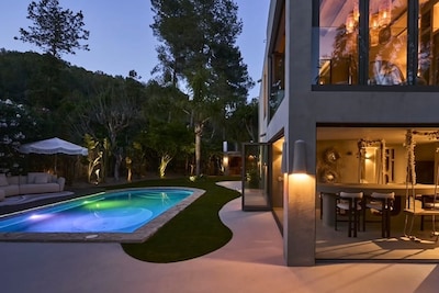 Oplichters zetten Kims Ibiza-villa voor 11.000 euro per week op Booking.com: ‘We moesten zélf ingrijpen’