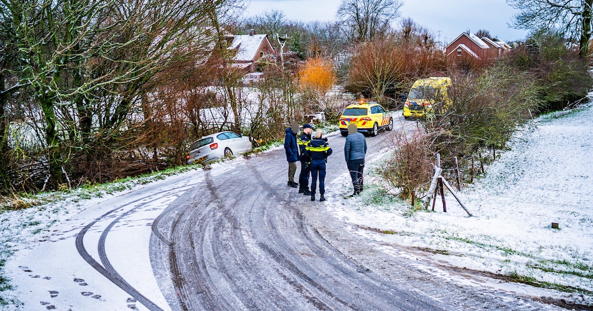 Auto glijdt van gladde weg in Angeren en belandt in bosjes
