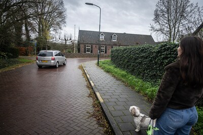 Kinderopvang moet weg omdat straat niet geschikt is voor verkeer, maar de voetbalclub met jeugd zit er al jaren