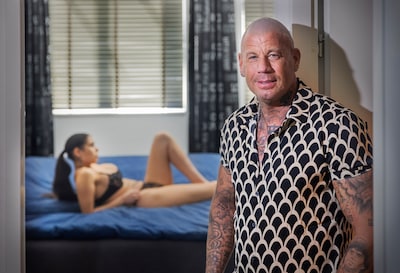 Rolf rolde van baan bij de ANWB en tankstation in de porno: ‘Mijn moeder vindt het nog steeds lastig’