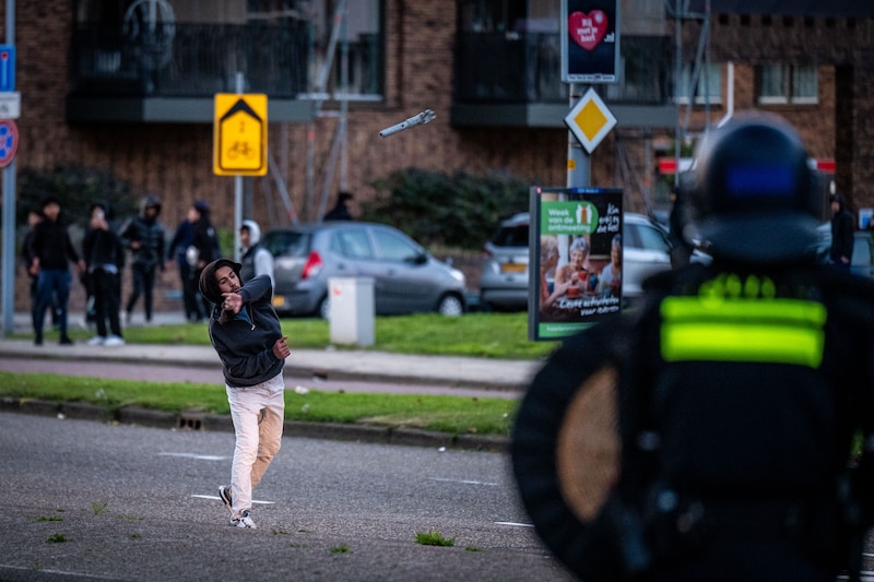 Demonstranten tegen azc in Hoofddorp bekogeld na koranverbranding: zes arrestaties | Binnenland | De Gelderlander.nl