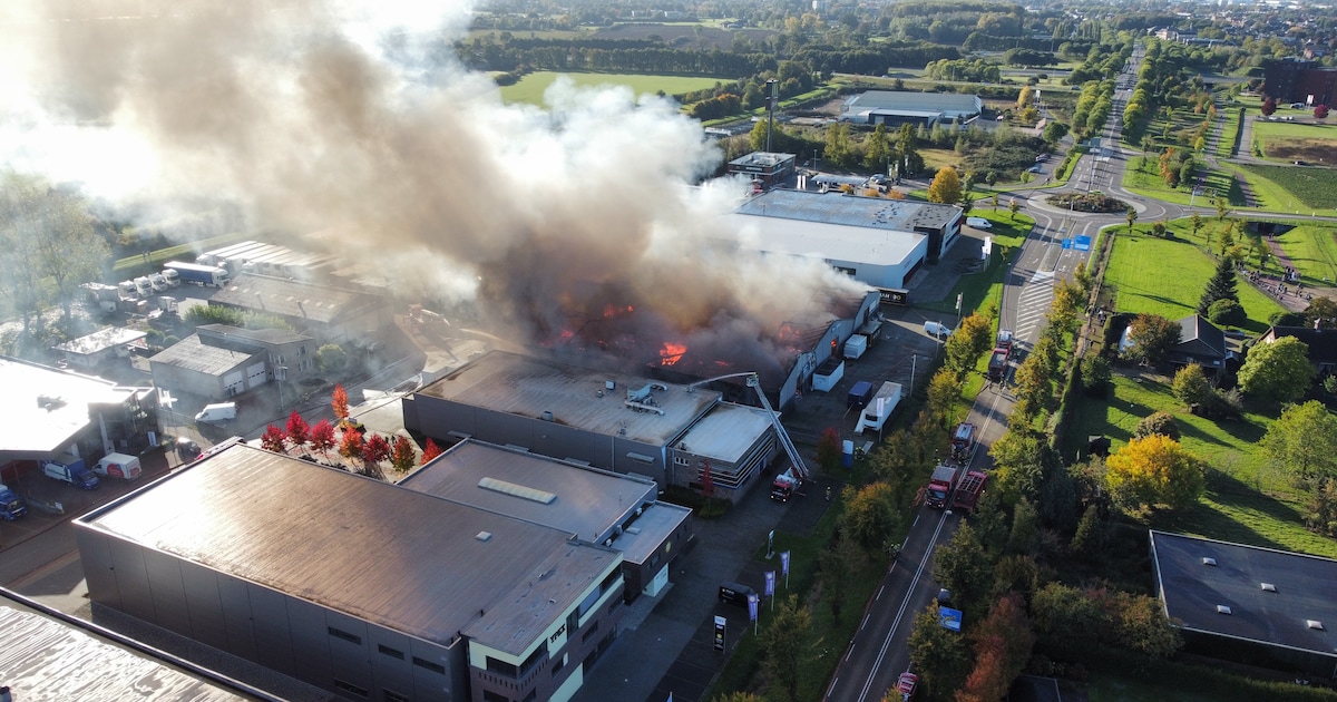 Grote brand verwoest hal met fietsaccu’s en meubels, voetbal bij Achates gestaakt