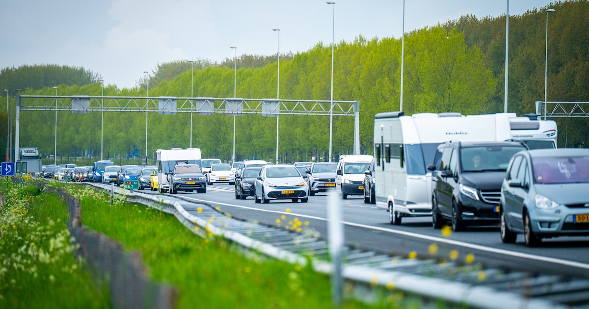 Ongelukken op A12 en A73 zorgen voor chaotische ochtendspits: file van 17 kilometer.