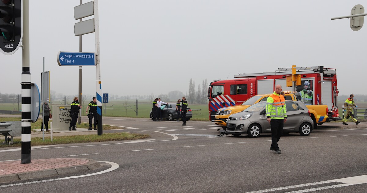 Twee automobilisten botsen tegen elkaar op N834