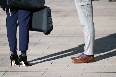 Man (66) wil stagiaire (23) zoenen tijdens werktrip: na ontslag heeft hij recht op 46.640,64 euro