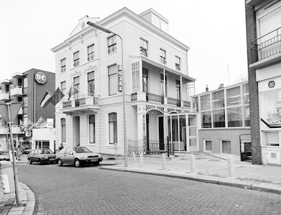 De straat bestaat nog altijd, maar van de oorspronkelijke bebouwing is bijna niets meer over