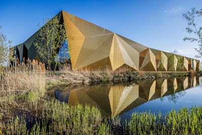 In dit zwaarbeveiligde gouden gebouw worden de koninklijke lintjes gemaakt (en wordt zelfs de directeur dagelijks gescand)