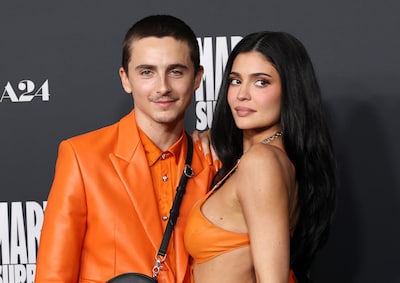 Hij kunstsnob, zij lippenstift‑miljonair: waarom werkt dit gekke koppel zó goed?