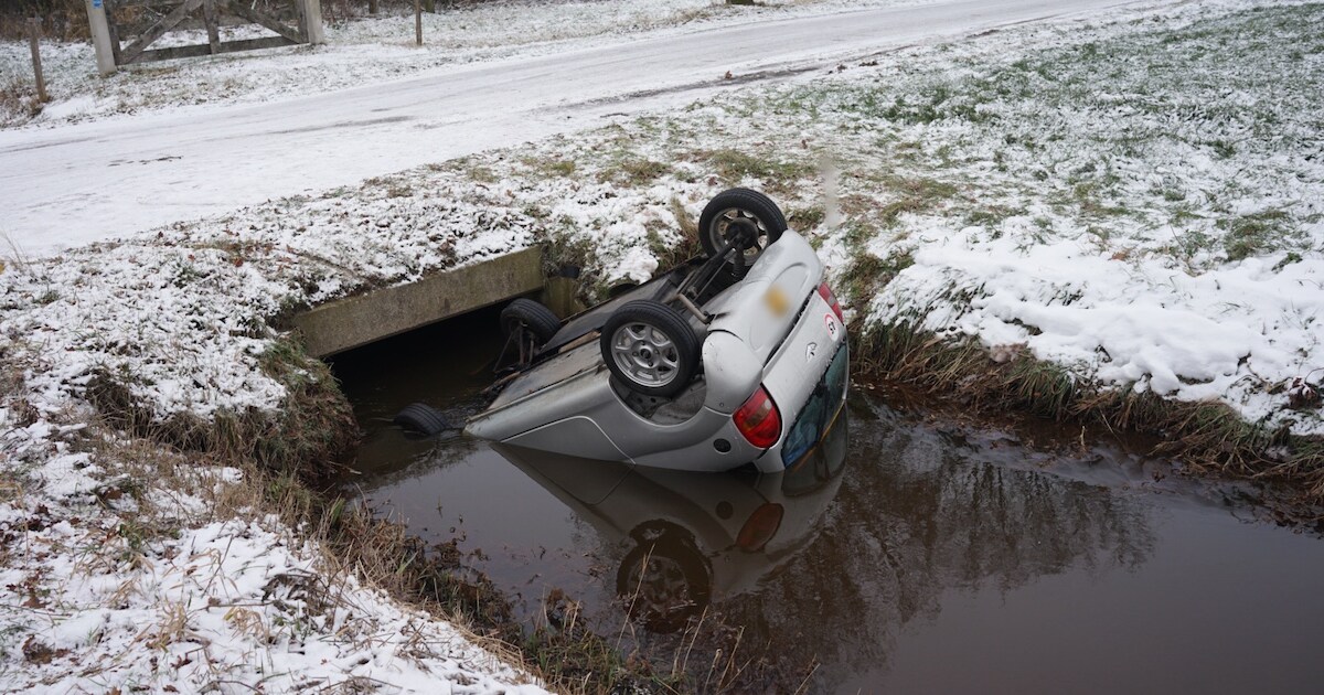 Brommobiel op zijn kop in een sloot aan het Sassekamp in Ledeacker