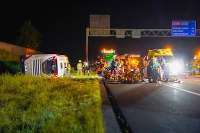LIVE Ongeluk touringcar | 8 gewonden naar ziekenhuis na ernstig ongeluk met touringcar vol Duitse scholieren, A28 tot avondspits dicht