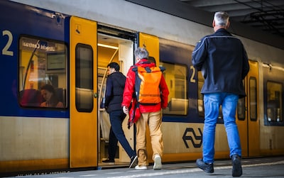 NS wil definitief einde aan tassen op stoelen: ‘Houd tas op schoot’