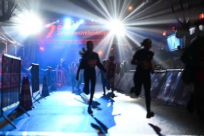 LIVE Zevenheuvelenloop 2025 | Zevenheuvelennacht bijna van start • 14.000 hardlopers
