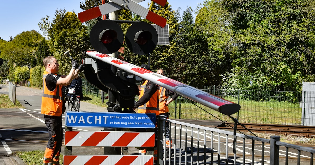 Auto knalt door spoorbomen in Driebergen