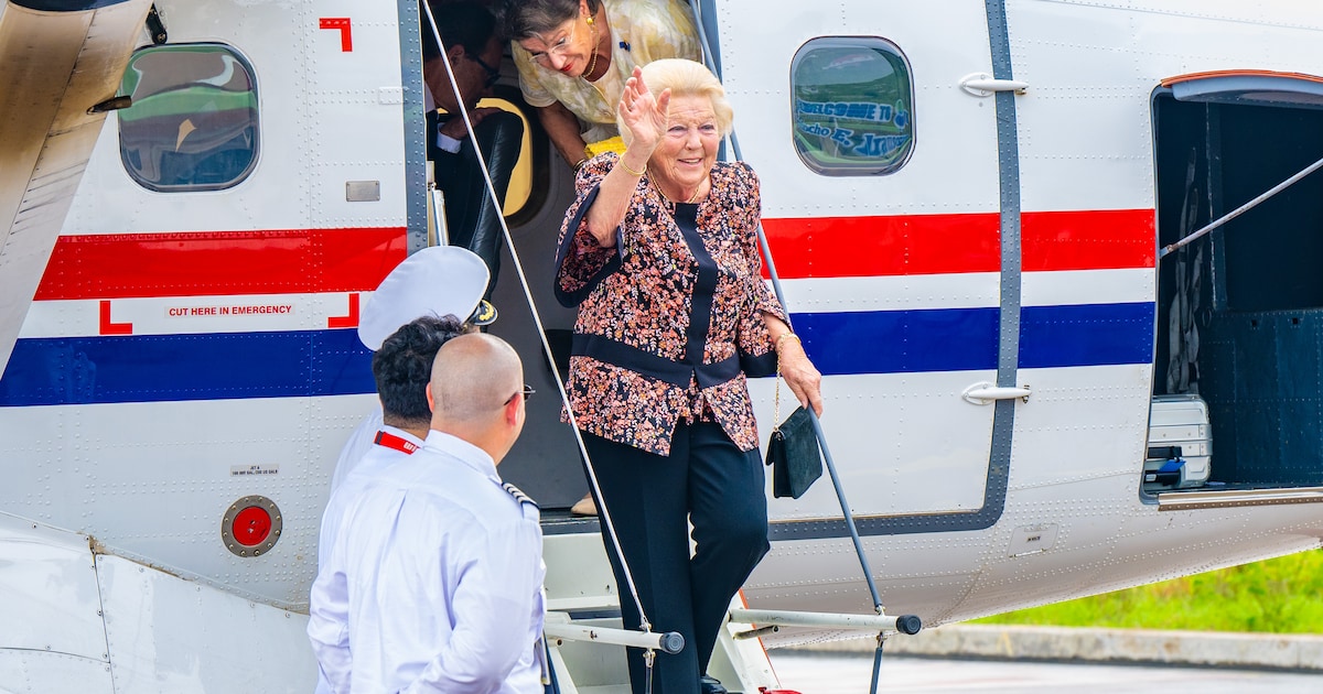 Bijzondere ontvangst voor Beatrix op 's werelds kortste landingsbaan ...