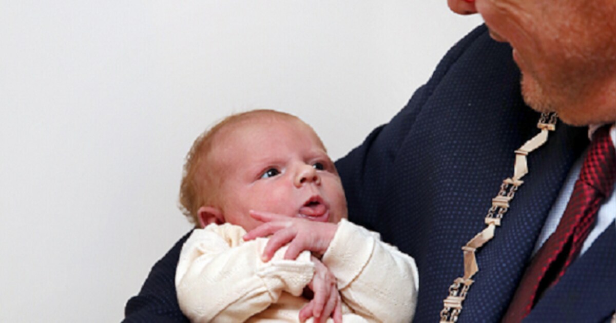 Kae Anna uit Dodewaard is de 25.000ste inwoner van de gemeente Neder ...