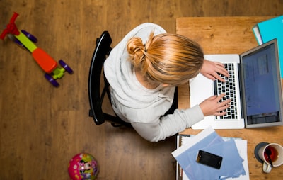 Alleenstaande moeder meldt zich bij vier werkgevers tegelijkertijd ziek en moet nu 73.000 euro terugbetalen