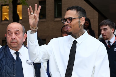 Chris Brown mag tijdelijk terug naar VS in afwachting van rechtszaak rond mishandeling in nachtclub