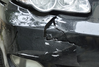 Twee honden dood na ongeval, baasje (55) loopt geëmotioneerd naar huis en komt daar om het leven