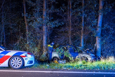 Auto crasht na achtervolging door politie op A58 bij Sint Willebrord; twee gewonden