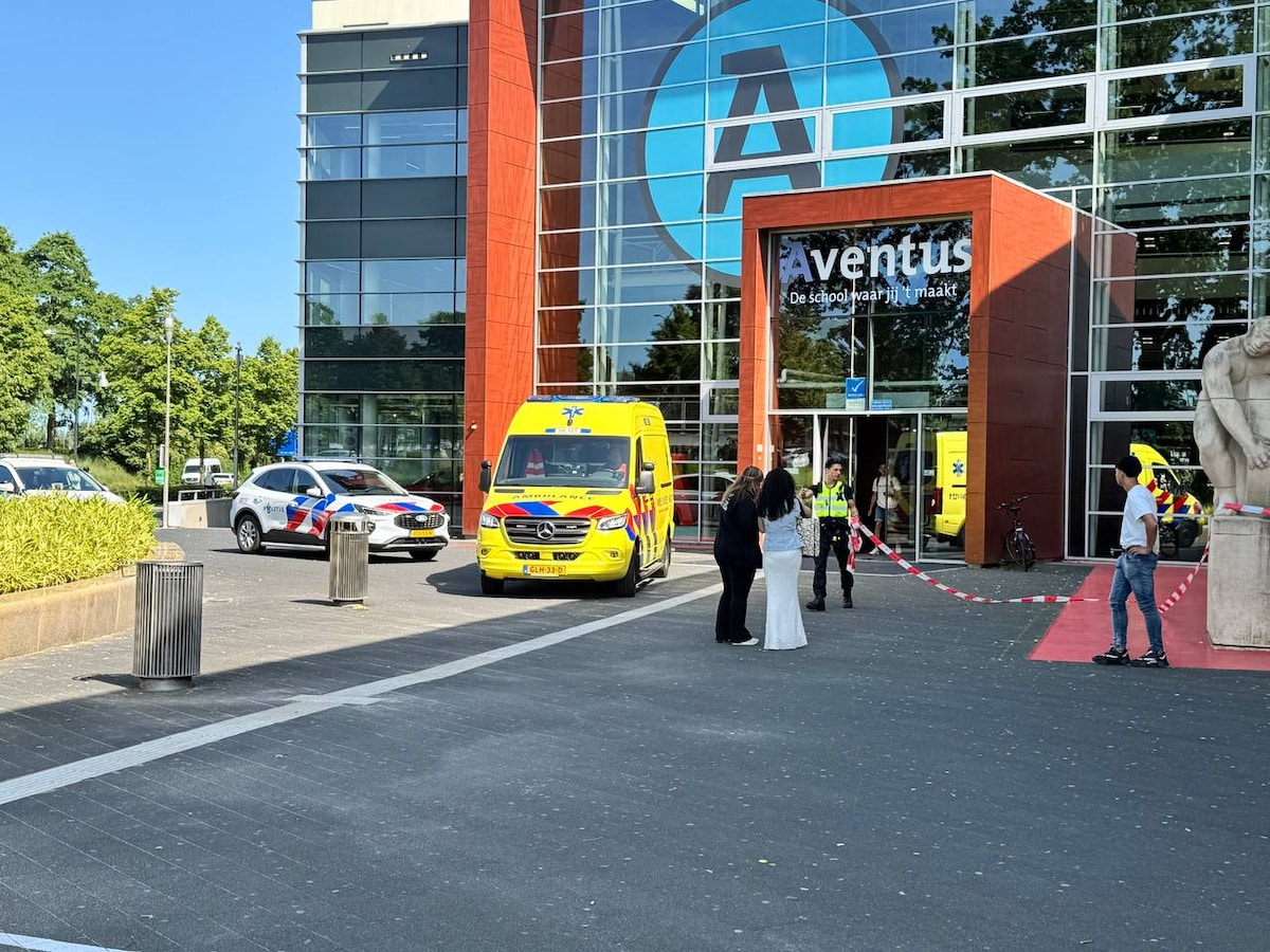 Gewonde bij steekpartij voor ingang van Aventus in Apeldoorn | Foto ...