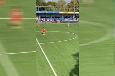 KIJK | GVVV-voetballer Quincy Veenhof maakt wereldgoal van eigen helft