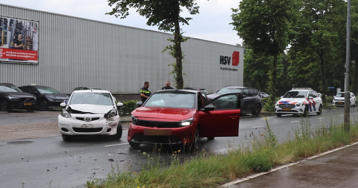 Verkeerschaos na botsing tussen twee auto's in Ede
