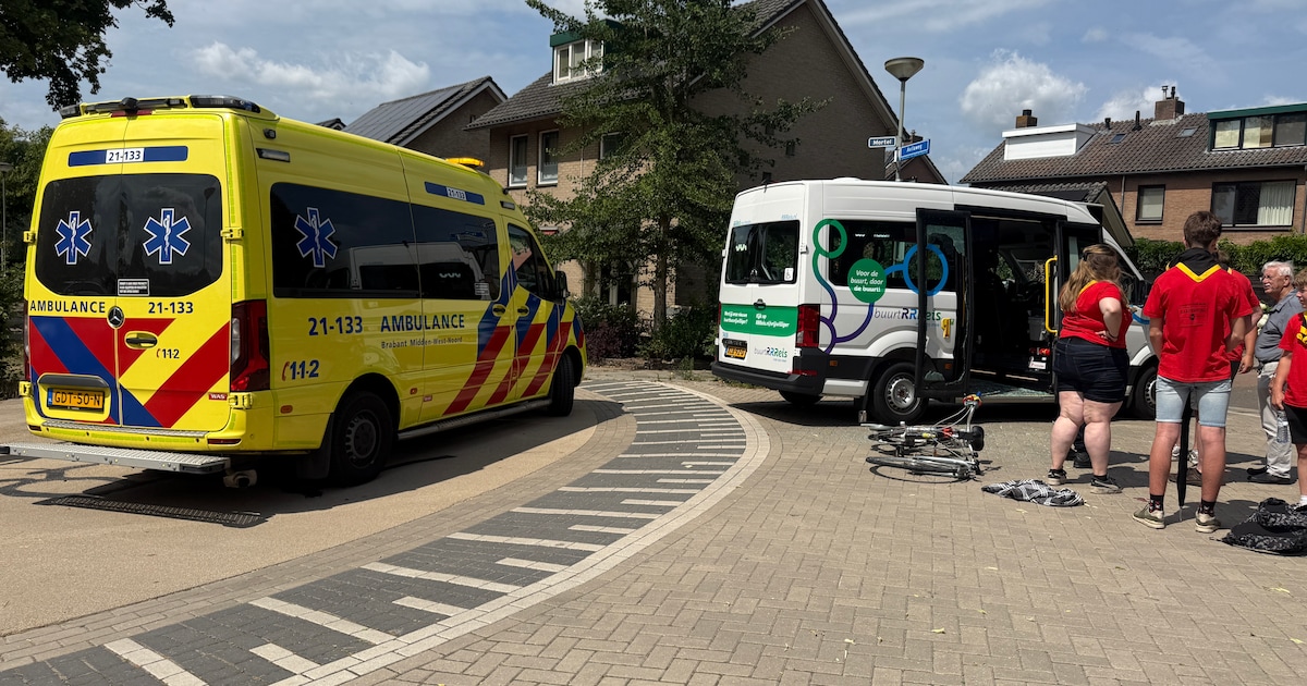 Jonge fietser gewond na botsing met buurtbus in Mook