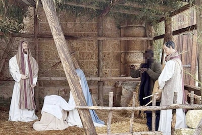 Gezochte crimineel doet zich voor als personage in kerststal maar wordt meteen ontmaskerd