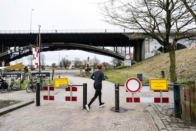 Waardoor stijgt het water ineens zo hard? Dat komt ook door de regen, maar vooral door iets anders