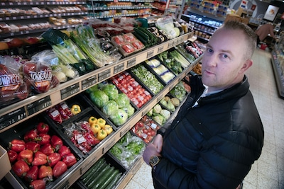 Cothenaren geven grif om Martijns buurtsuper te redden: ‘Het mag niet gebeuren dat er straks geen wi