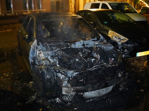 Auto in Den Bosch gaat in vlammen op: mogelijk van dakdekker, twee voertuigen beschadigd  
