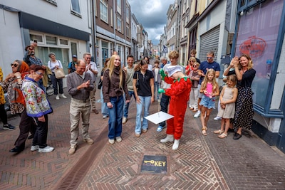 Opnieuw drie ‘Woorden van de Tijd’ vereeuwigd in Tielse Weerstraat