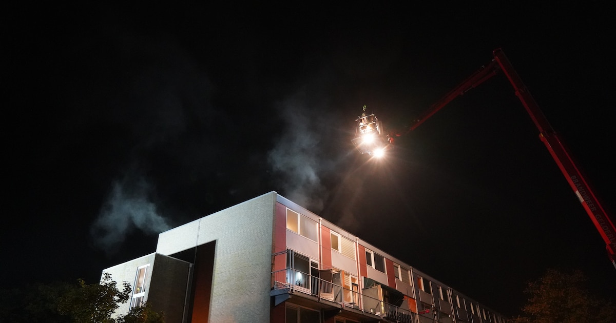Brandweer redt twee bewoners met hoogwerker uit brandende flat in Nijmegen