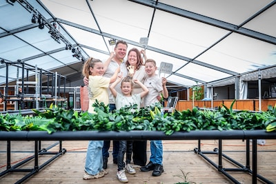 Bruidspaar viert trouwfeest op een wel heel bijzondere locatie: ‘Hier sloeg de vonk over’