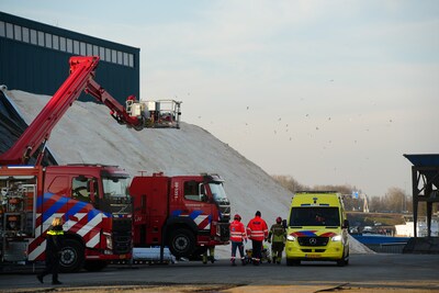 Man komt klem te zitten tussen berg strooizout en betonwand: zwaargewond met heli naar ziekenhuis