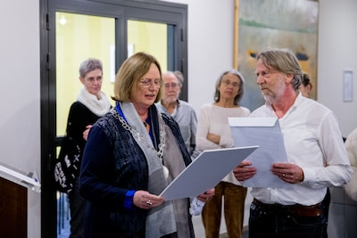 Dorpsbewoners geven 938 handtekeningen van mensen die vóór de opvang van vluchtelingen zijn