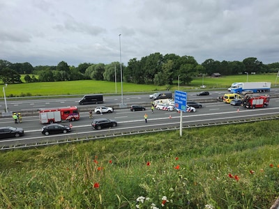 A12 ter hoogte van knooppunt Maanderbroek dicht na ongeval, traumahelikopter gealarmeerd
