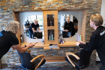 Van brilliantine tot gel: kapper Theo zag alles veranderen, behalve het vak