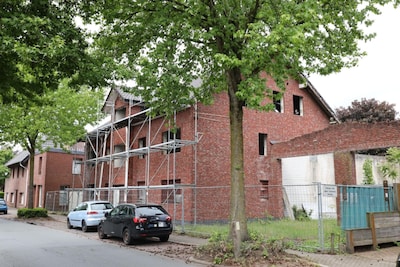 Steigers, lege ramen en eten nog op tafel: huis van verdwenen Günter wacht al 25 jaar op zijn eigenaar