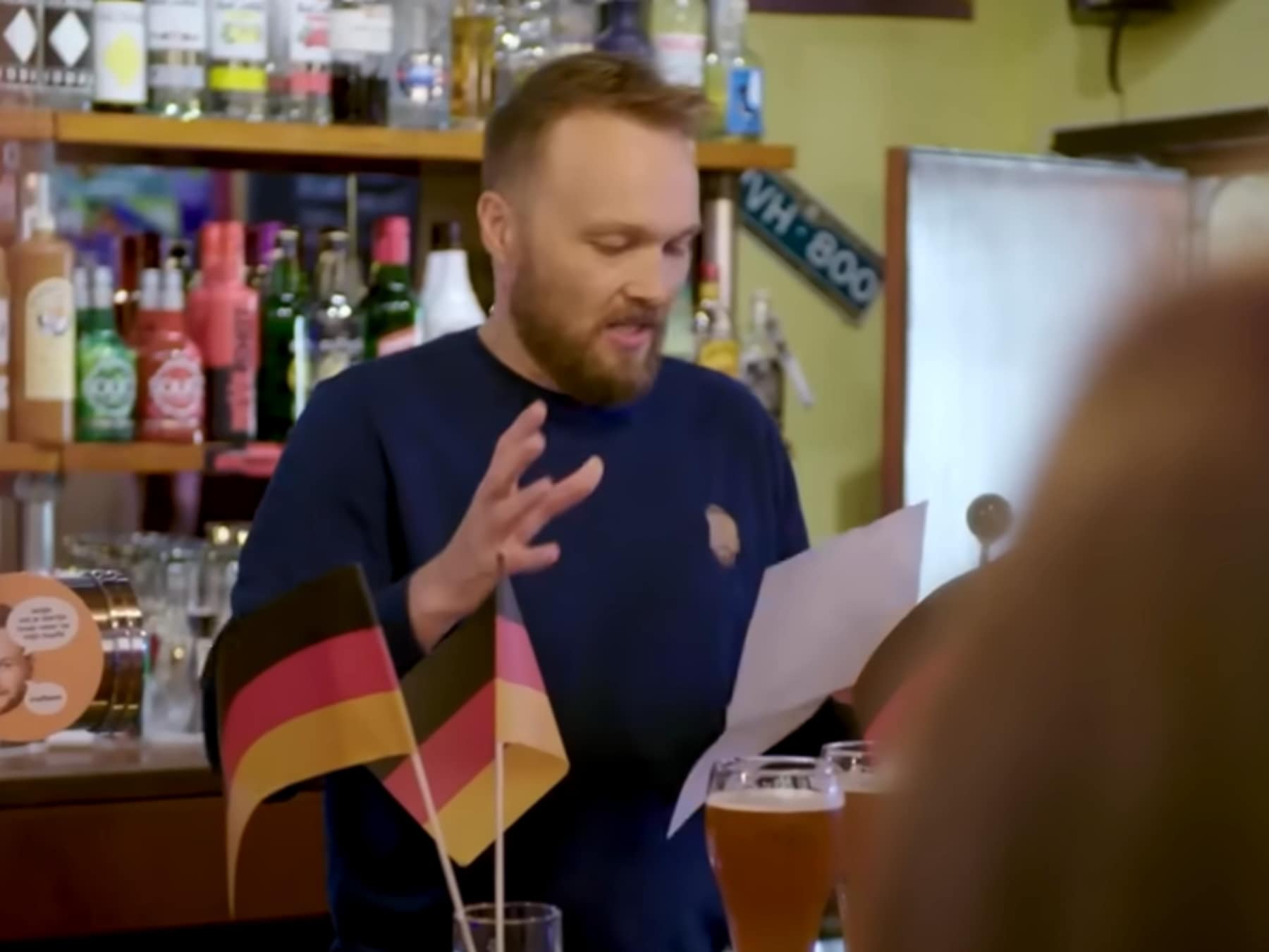 Arjen Lubach houdt zich aan belofte en verrast studenten Duits in Utrecht met gratis bier