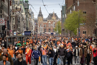LIVE Koningsdag 2026 | Druk maar gezellig in grote steden, NVWA deelt boetes uit voor diverse vergrijpen