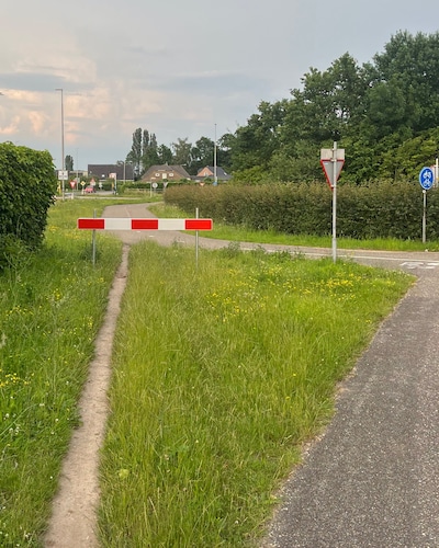 Hek op olifantenpaadje houdt fietsers hier niet tegen: ze maken gewoon een nieuwe sluiproute en daarna nog één