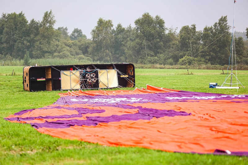 De gecrashte luchtballon ligt donderdagochtend nog altijd op de plek van het ongeluk. De luchtvaartpolitie gaat donderdag verder met onderzoek. 