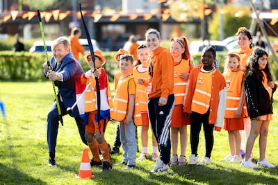 Koning Willem-Alexander schiet met pijl en boog op Koningsspelen