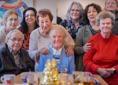 Truus (100) moet van kleindochter op haar woorden letten: ‘Klootzak, zeg ik dan tegen mezelf’