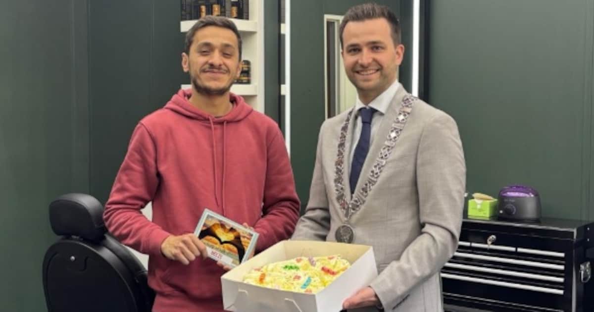 Kapper Omar opent net zijn zaak in Leende, dan valt er een hatelijke brief op de mat: burgemeester k