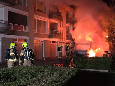 Bewoners moeten midden in de nacht snel hun huizen uit als voertuig in brand vliegt